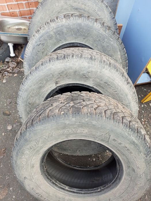 Продам резину на 15/70/265