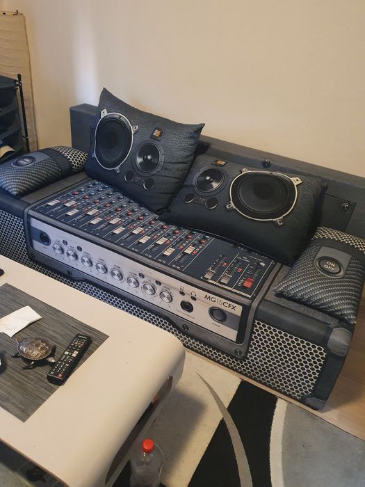 Диван с опция  легло и място за съхранение на багаж