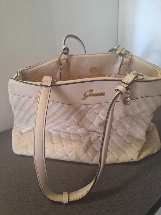 Geanta de dama firma Guess.