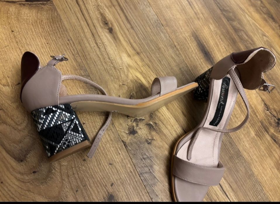 Sandale piele - Lumea la picioare