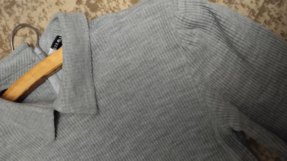 Платье вязанное серое в рубчик