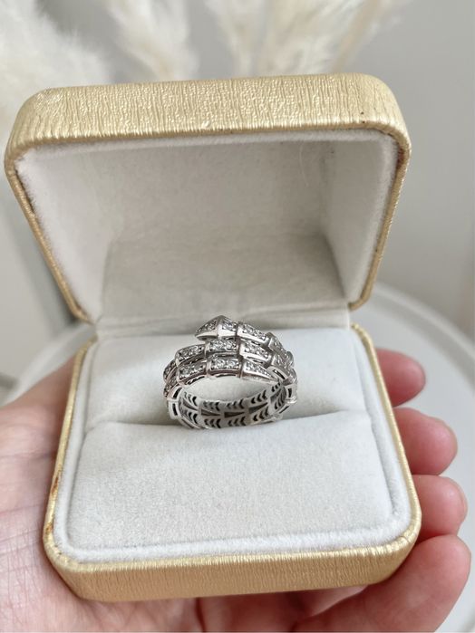 Кольцо змейка белое золото