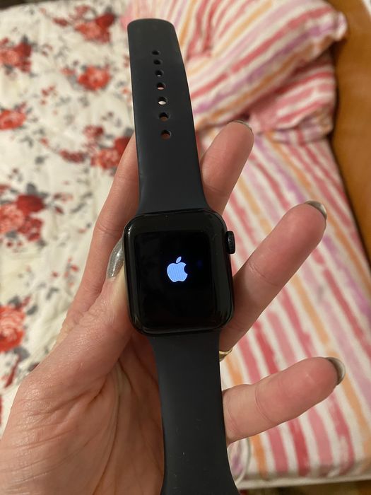 Apple Watch SE 40 mm GPS, Aluminiu, Negru (Midnight/Space Gray), curea sport neagră
