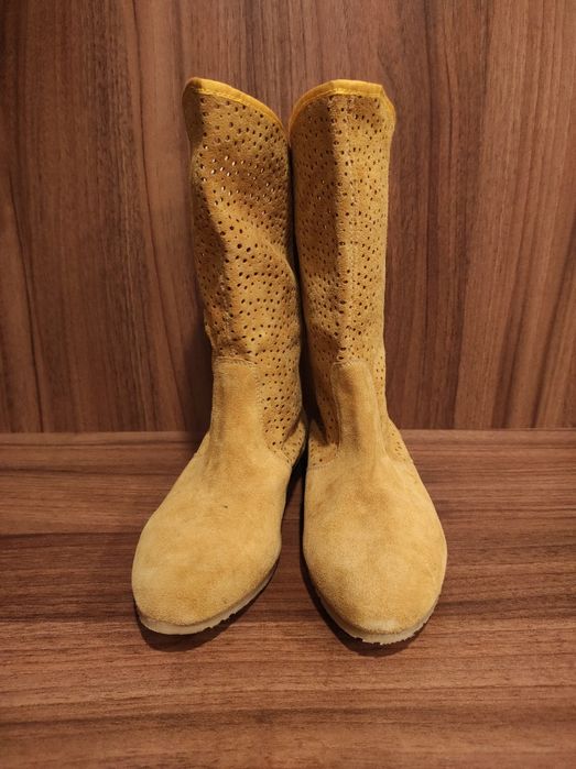 Cizme cu decupaje, piele întoarsă