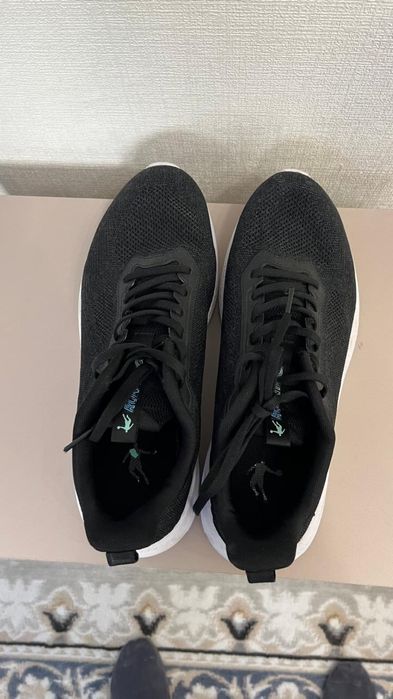 Продам кроссовки 13000 тг