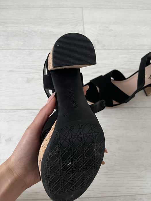 Продаю новые босоножки