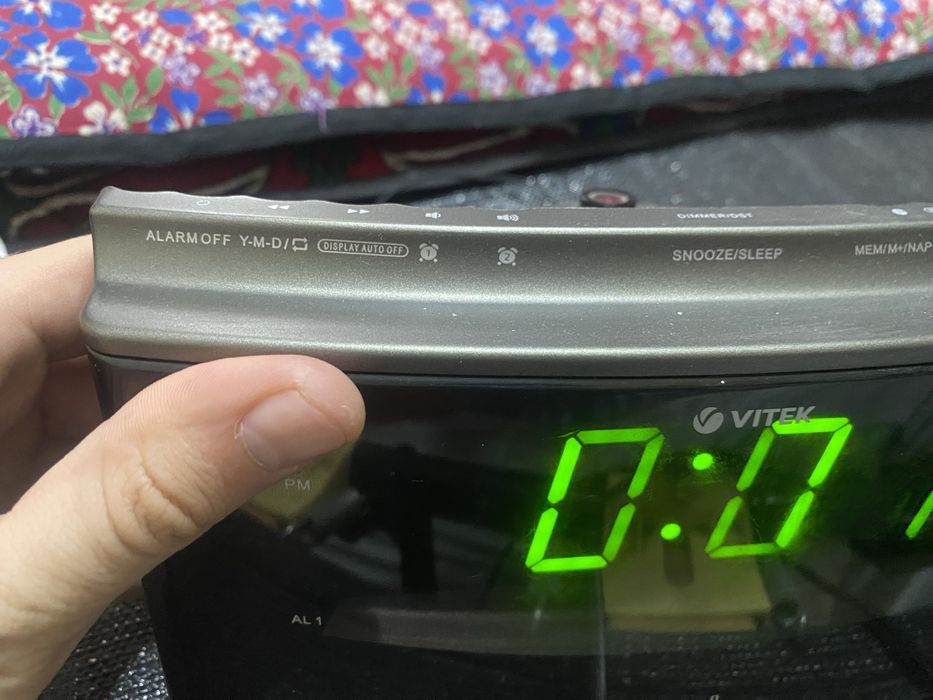 Продам часы-будильник-радио 3в1 Vitek