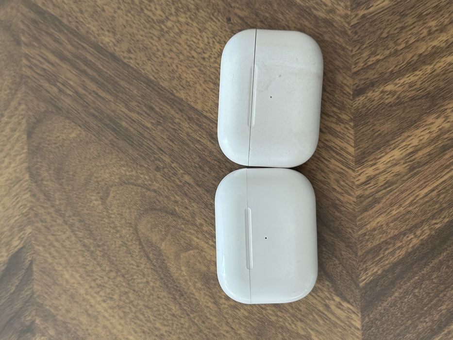 продам два наушника эирподс