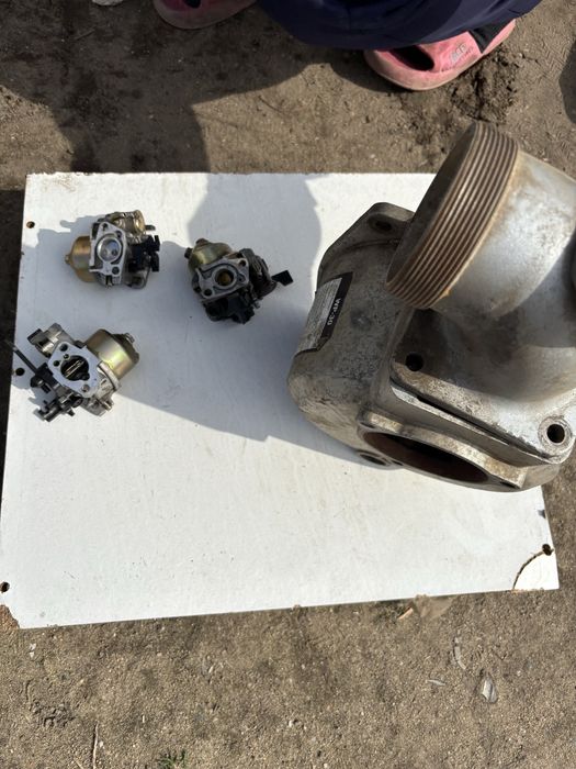 Vând piese motopompa.