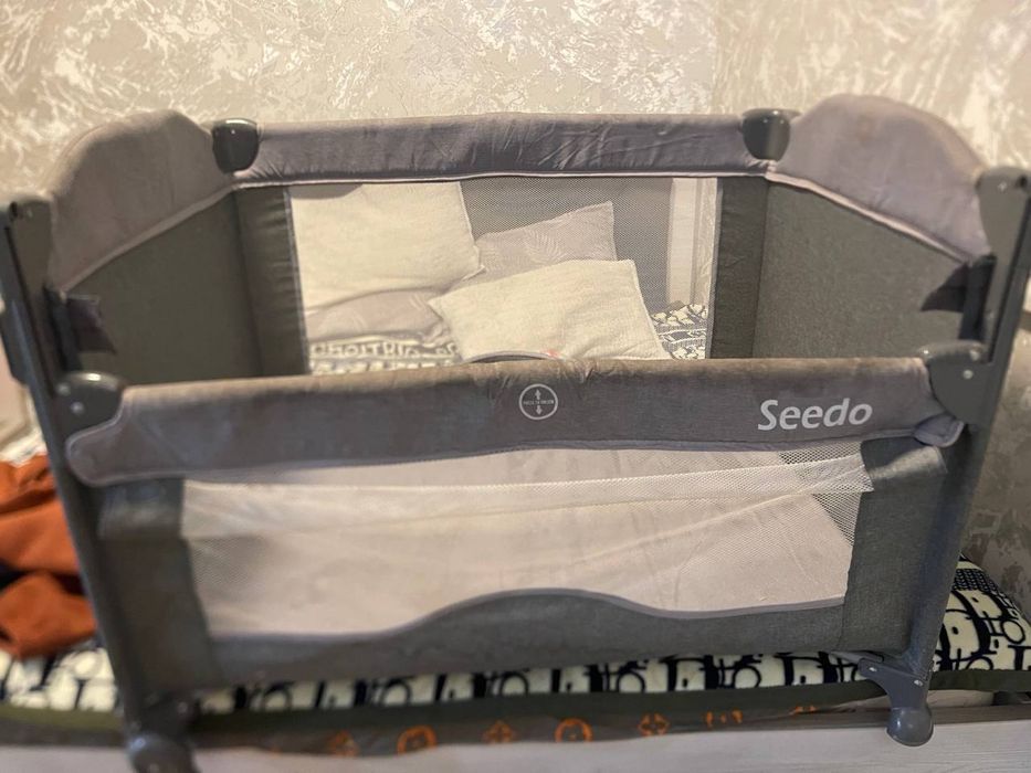 Продается кроватка манеж чистая в хорошем сосотняие