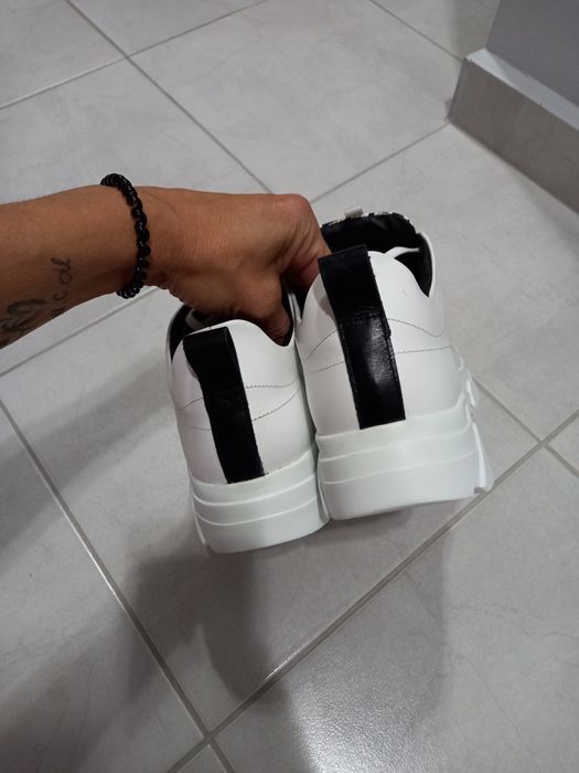 Чисто нови мъжки спортни обувки от естествена кожа.