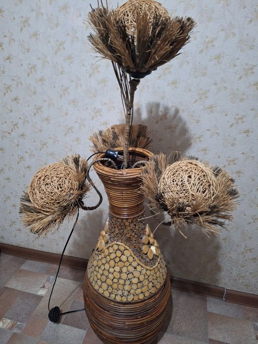 Светильник в виде вазы продам.