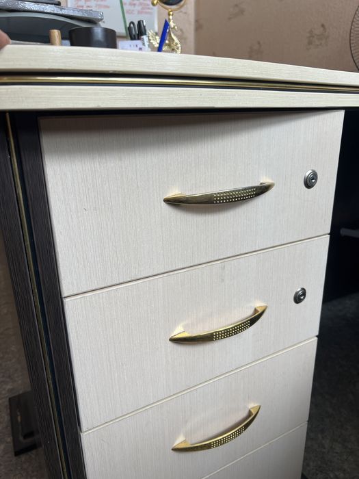 Продам  стол офисный