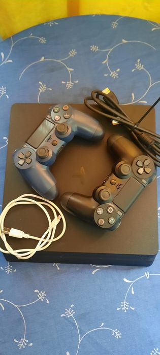 Vand ps4 modat cu 2 manete