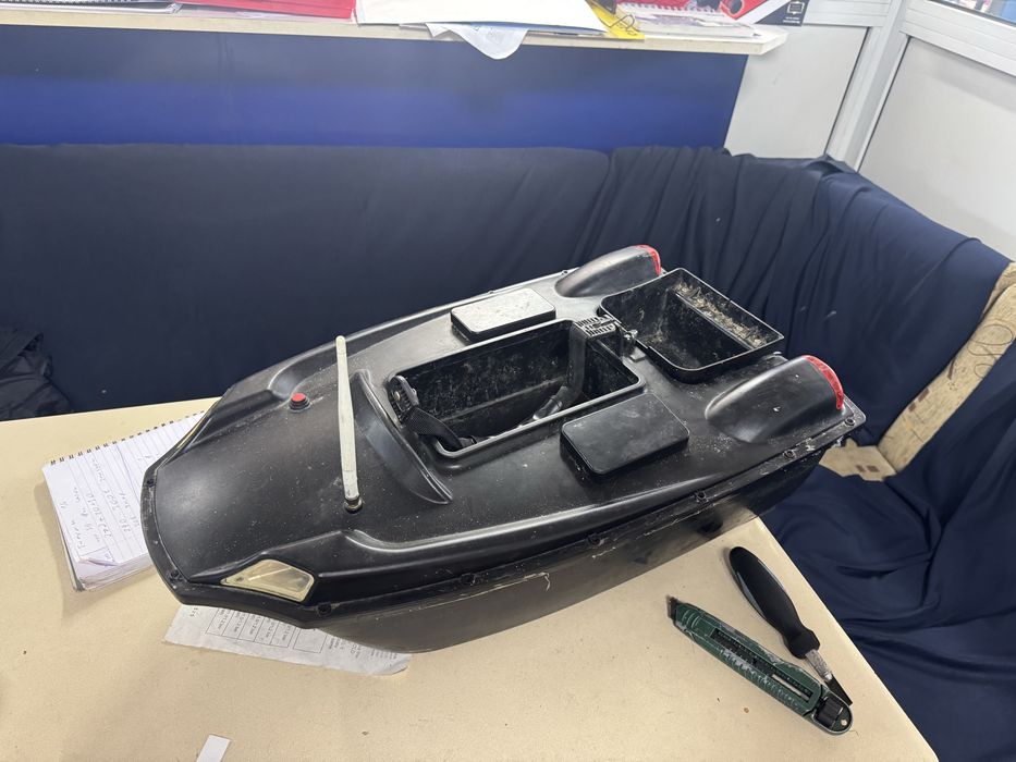 Лодка за захранка с проблем