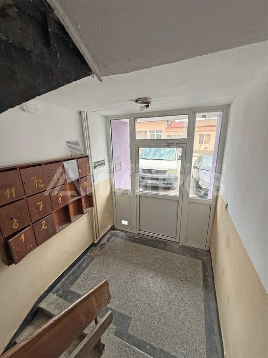 Продава гарсониера 40 м2. в центъра на гр. Нови пазар, САНИРАН жилищен блок. Нисък етаж.