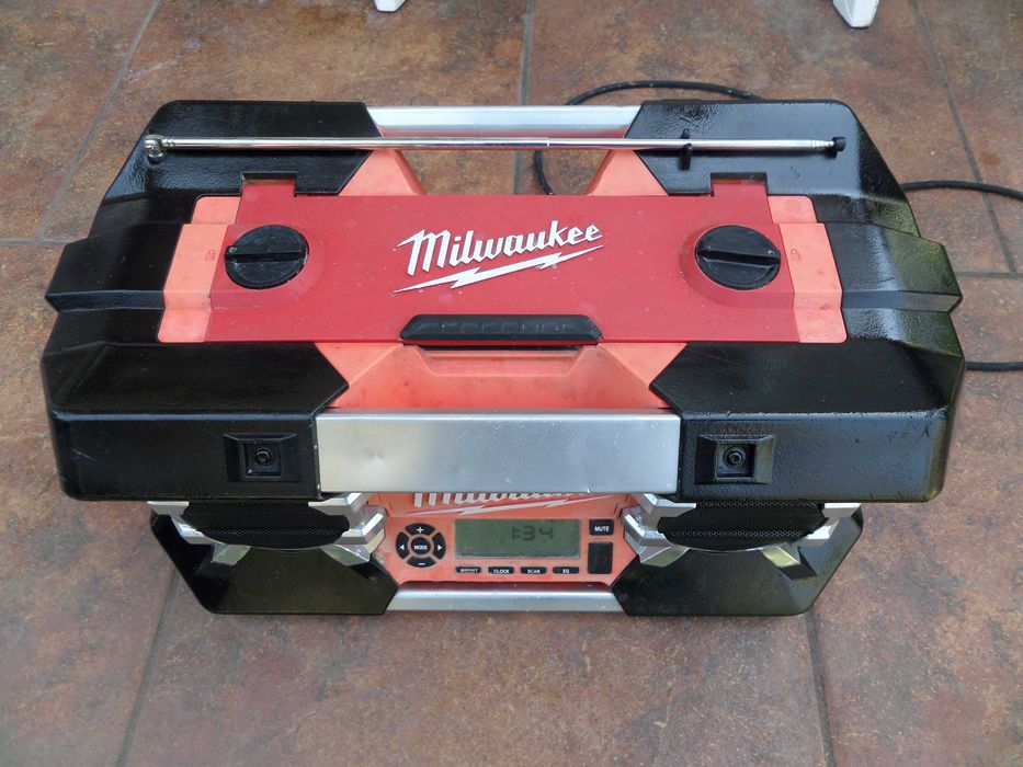 Radio santier Milwaukee C12-28 DCR perfect functional pe acumulatori si la priza