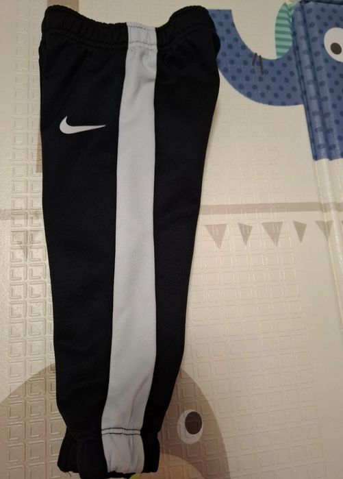 Vând pantaloni Nike 80-86