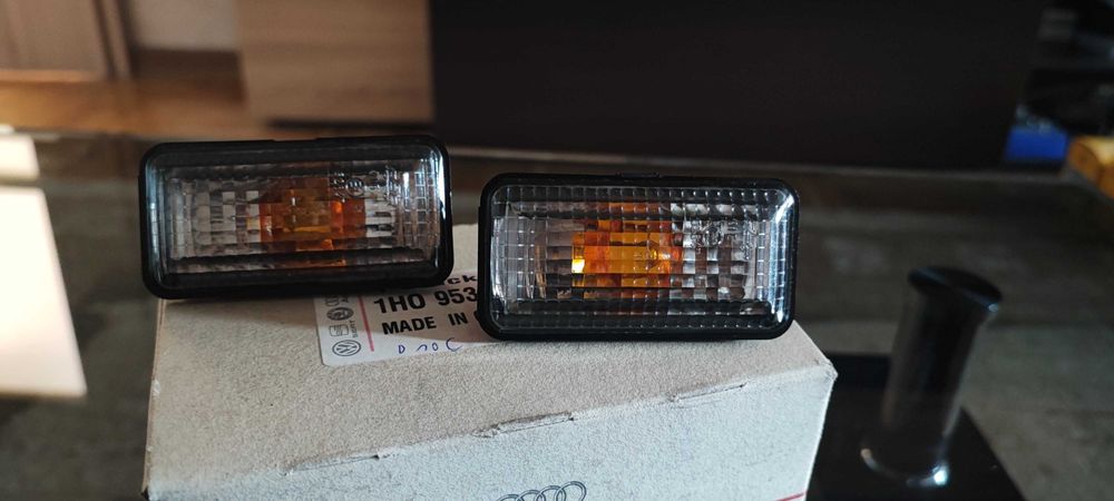 Нов комплект Hella странични тъмни мигачи за Golf 3/Vento/Passat