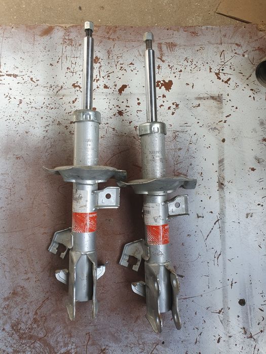 Продается амортизатор ниссан тоиота эстима превиа