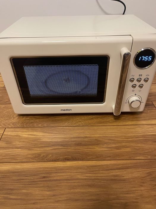 Чисто нова микровълнова фурна Medion Retro 800W