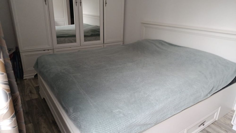 Продам двухспальную кровать со шкафом