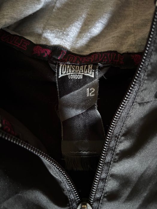 Спортно яке Lonsdale London- с качулка и акценти в розово