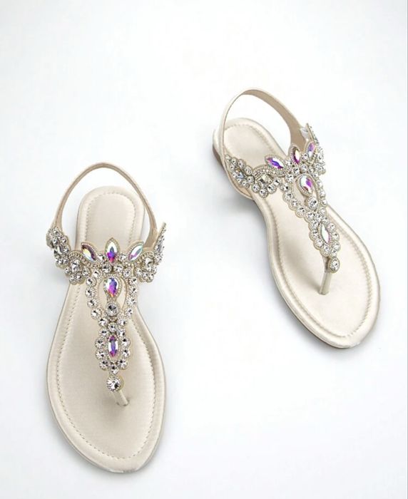 Чисто нови сандали