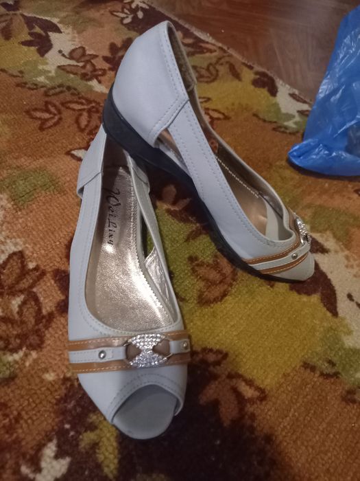 Босоножки продам новые