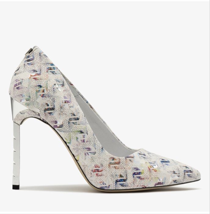 Бели обувки на ток