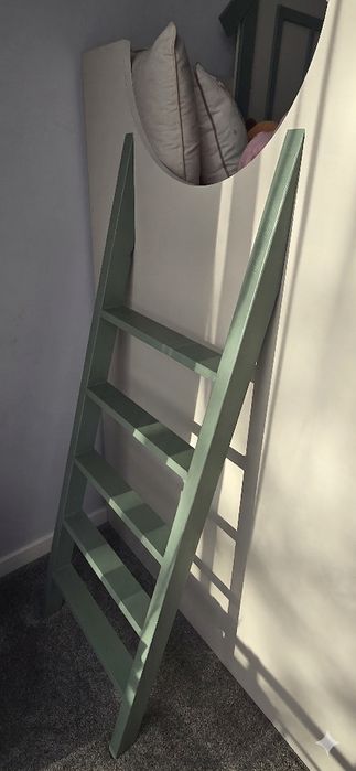 Pat supraetajat copii design casuță – gri cu verde, balustradă, ferestre și scară de lemn