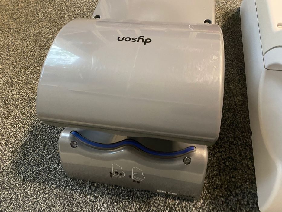 Uscator de maini Dyson Airblade Argintiu si alb