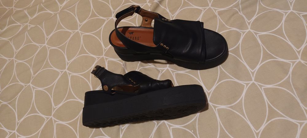 Sandale piele marime 39 Mustang