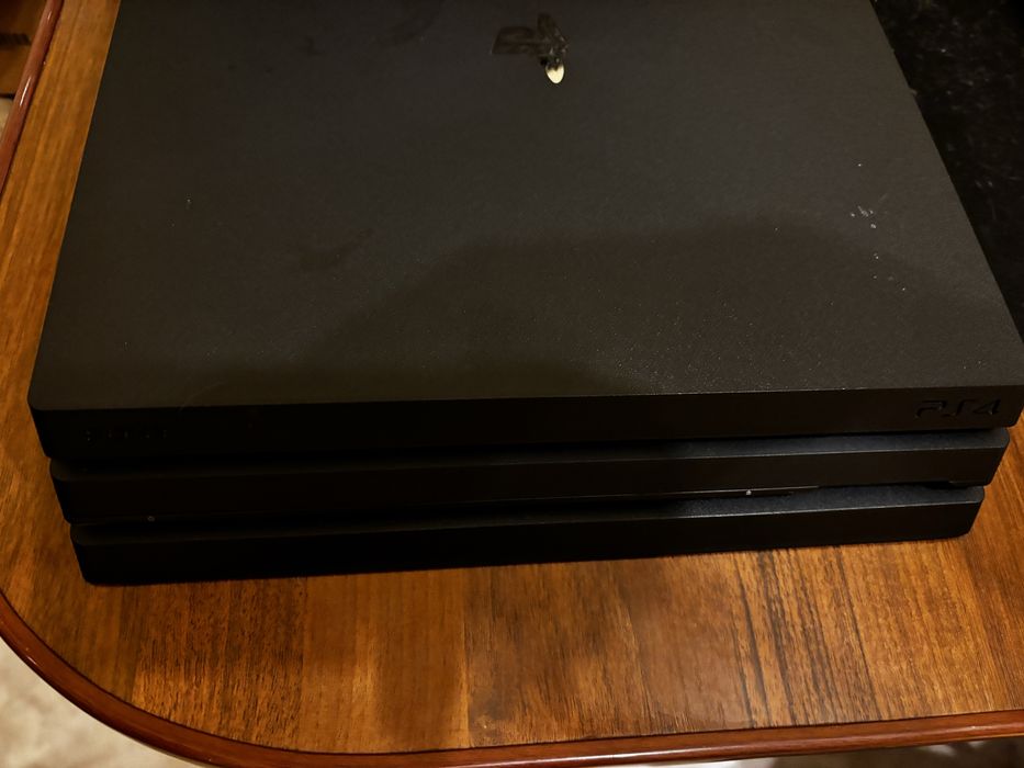 Продам PS4 PRO 1tb