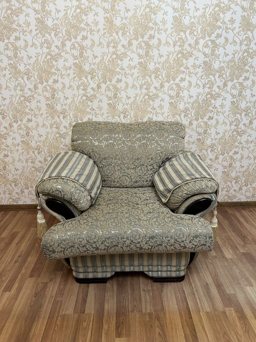 Продаю комплект мягкой мебели: диван + софа + кресло