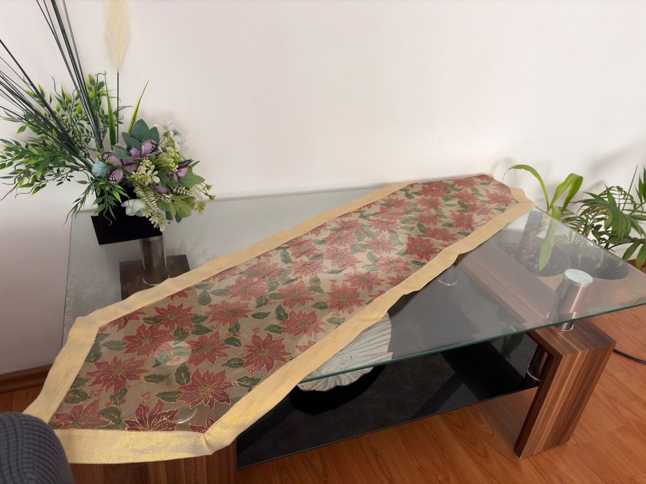 Masă de sticlă cu blat de lemn