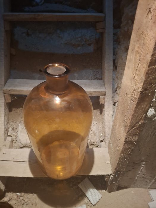 Бутелдер 20 литрлік сатылады. Продается бутели.