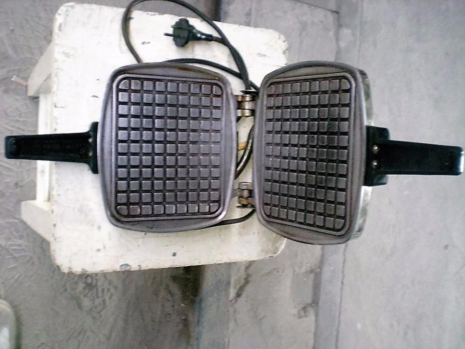 Вафельница  Электрическая  в отличном сост. СССР .