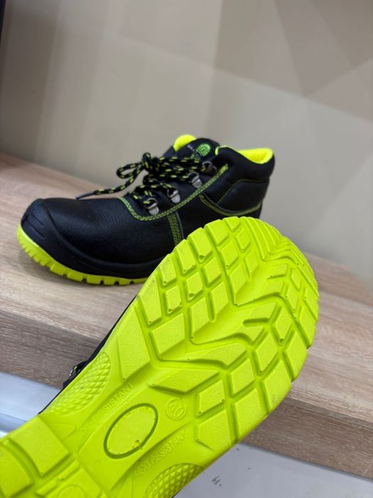 Продается спец.обувь осенний новый