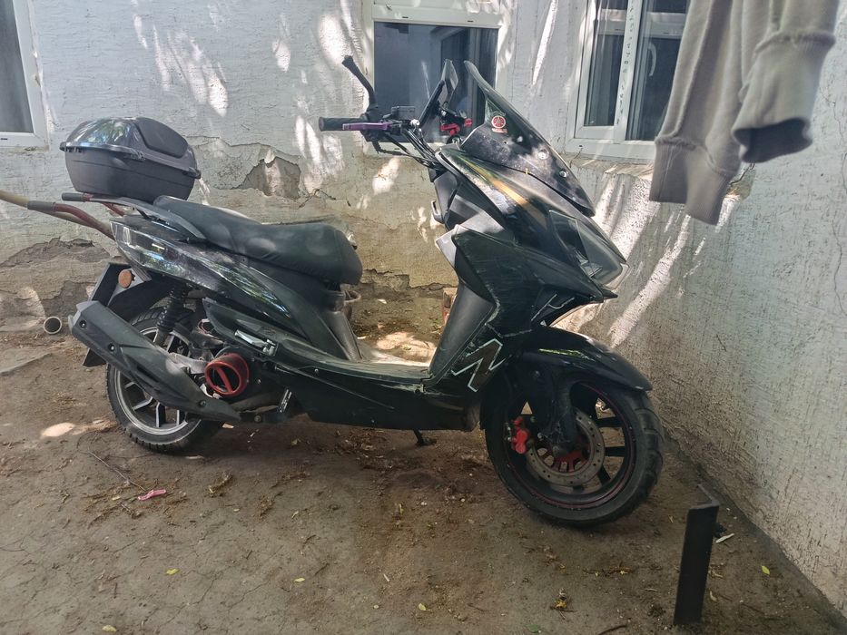 Продам скутер  maxi