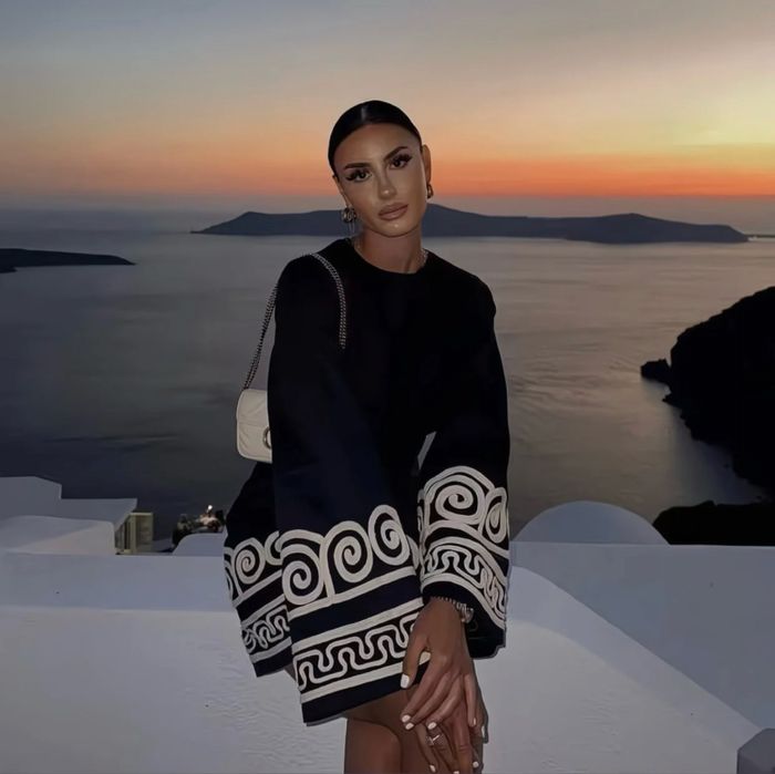 Черное плятье с цветочным принтом