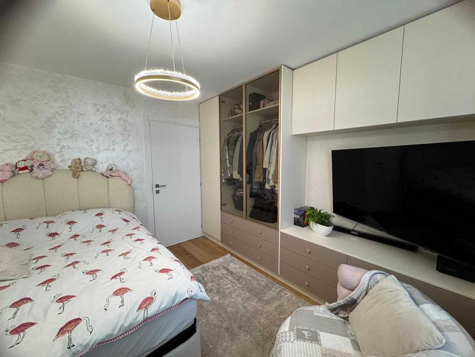 Apartament premium 3 camere, situat la doar 5 minute de mers pe jos de Coresi Shopping Resort.