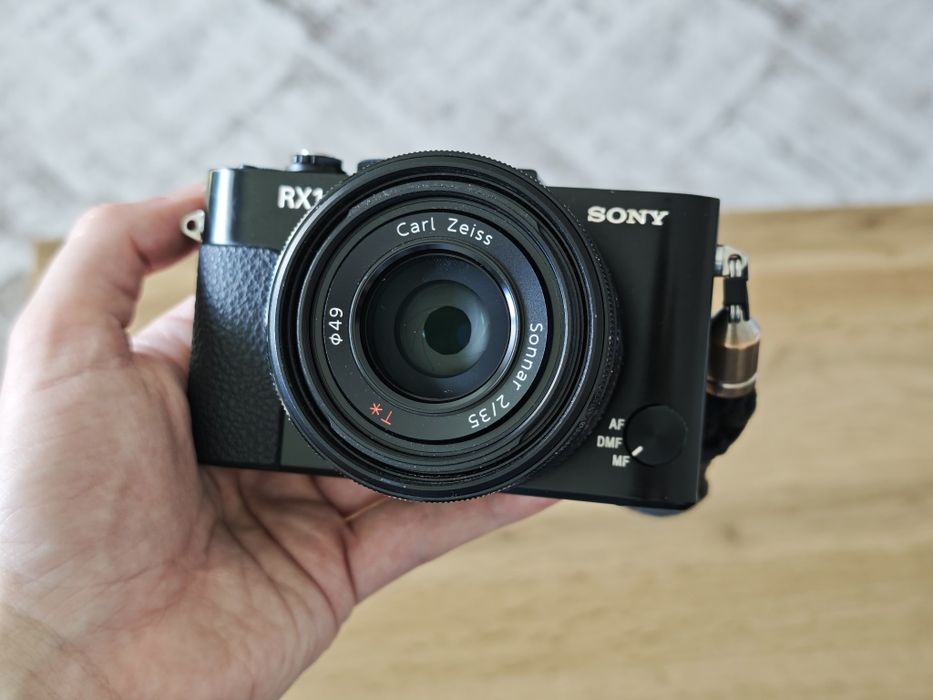 Sony RX1 (Full-Frame, Zeiss Sonnar 35/2)