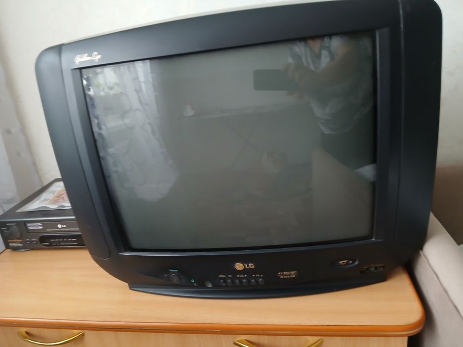 Телевизор  —LG  срочно.