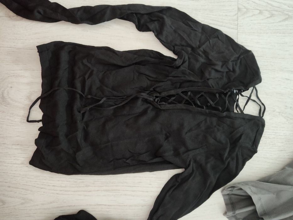 Tricou negru de dama cu mânecă lungă și șireturi la spate, mărimea S