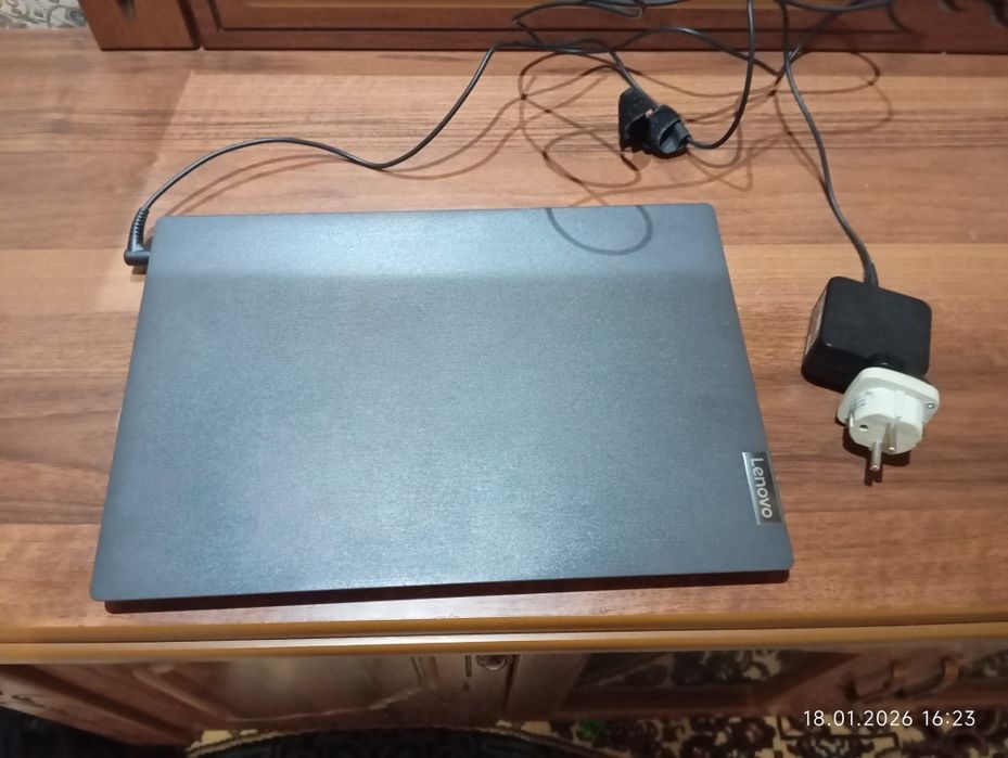 Lenovo noutbuk sotiladi