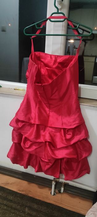 Rochie roșie de satin, cu aspect lucios și elegant