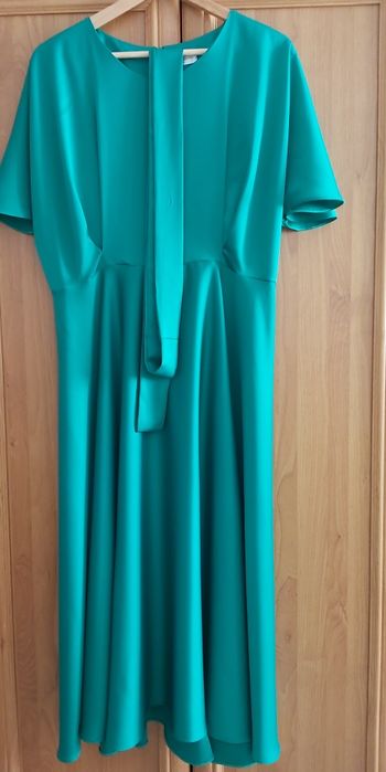 Rochie damă elegantă culoare verde smarald  potrivită pentru  ocazii speciale.Rochie are croi în cloș.