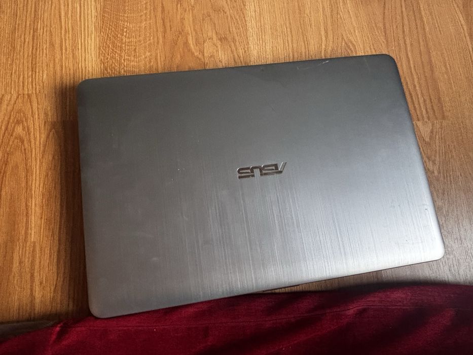 ASUS VivoBook 15.6" / Intel Celeron / 4GB RAM / Windows 10