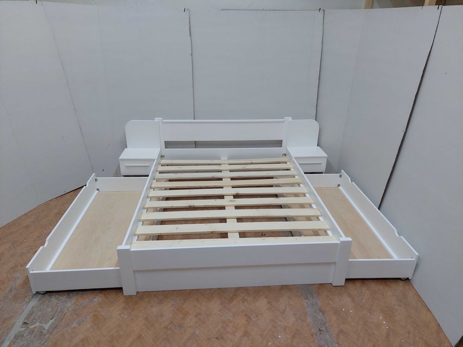 TRANSPORT GRATUIT.Pat matrimonial din lemn masiv.Cod 207B